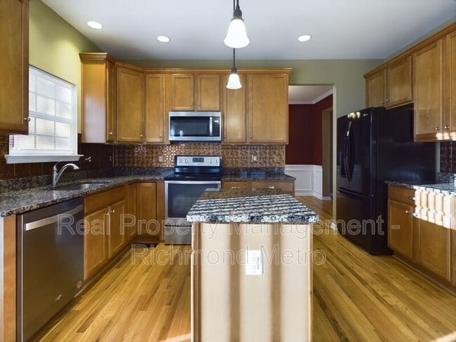 Building Photo - 6431 Kings Crest Ct