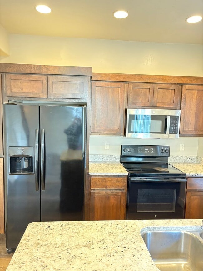 Building Photo - BEAUTIFUL TOWNHOME!