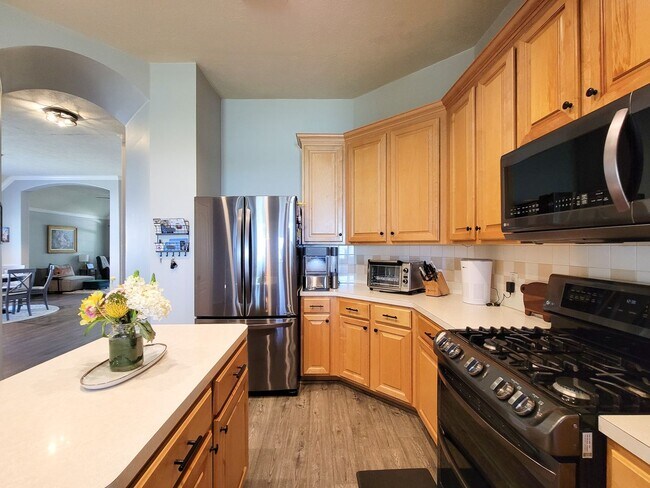 Building Photo - Welcome home to this charming 4-bedroom, 3-bathroom brick house in the desirable Stone Gate commu...