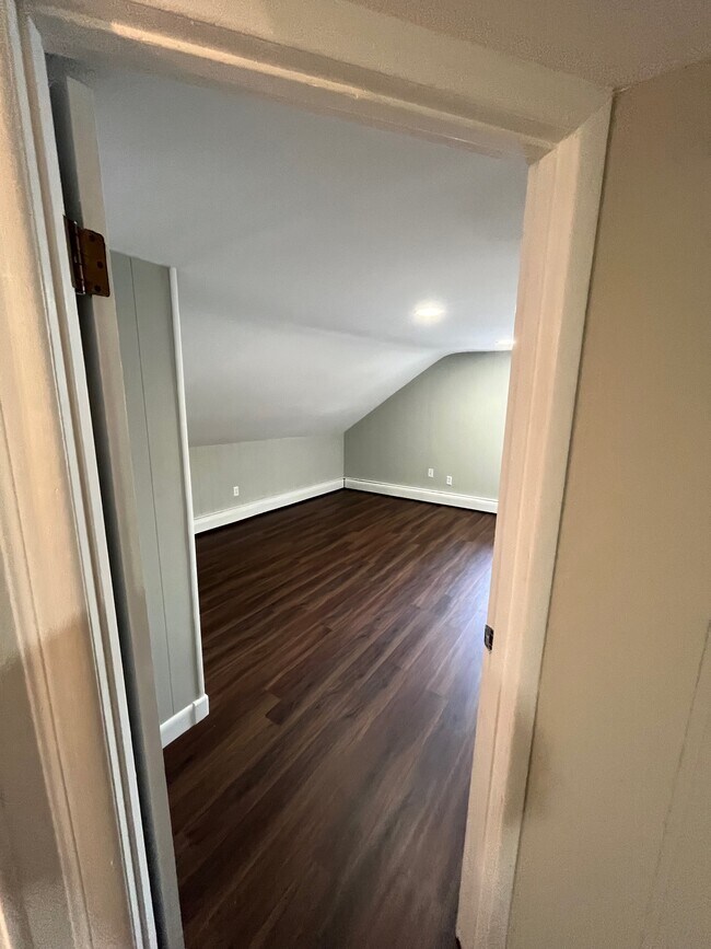 Building Photo - 215 Knight St