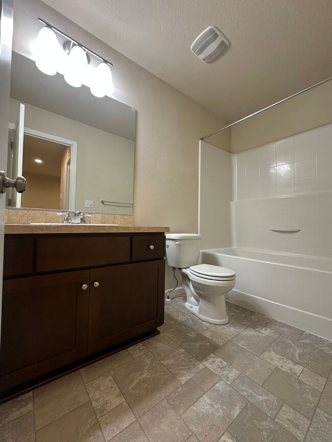 Building Photo - Newer Sherwood 3bd, 2.5ba Townhouse. Has A...