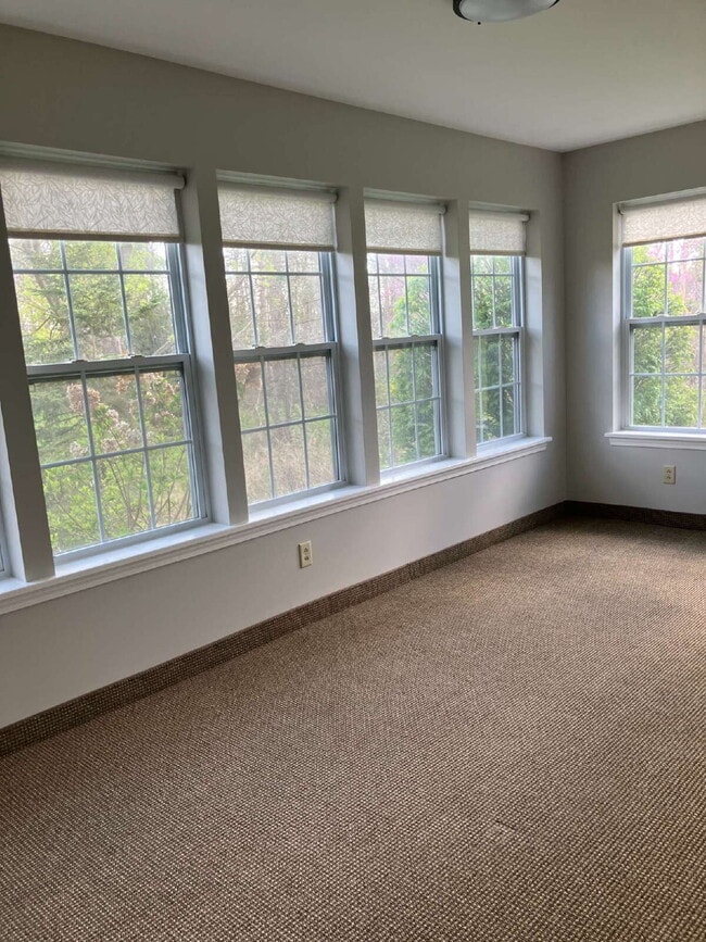 Building Photo - 2 Bedroom Townhome in Fairport Available October 1!