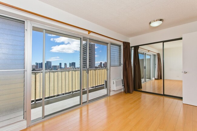 Building Photo - AVAILABLE NOW !!!!  Conveniently Located O...