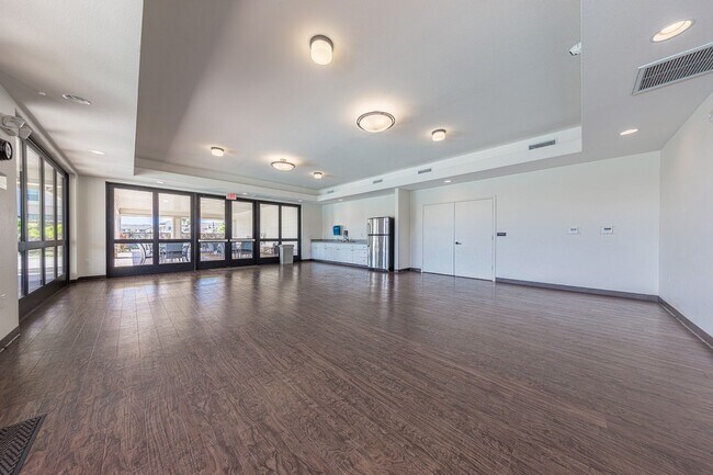 Building Photo - Stunning 3-bedroom and 2.5 Bath - Located ...