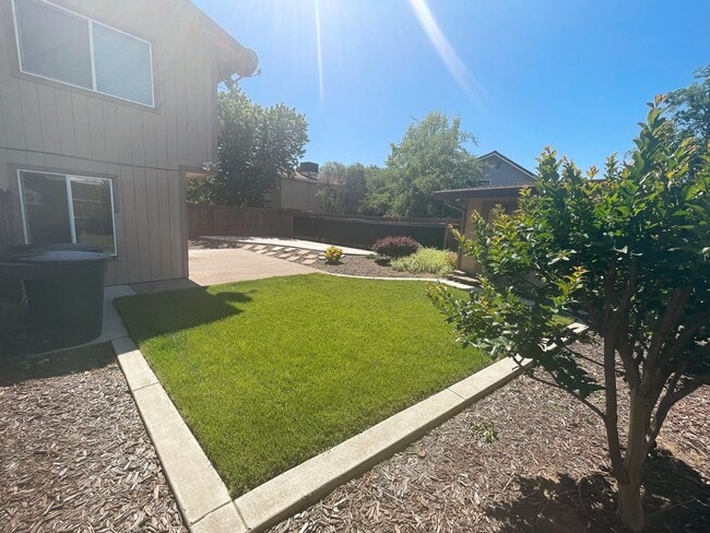 Building Photo - Completely Updated Roseville Townhouse available July 1st