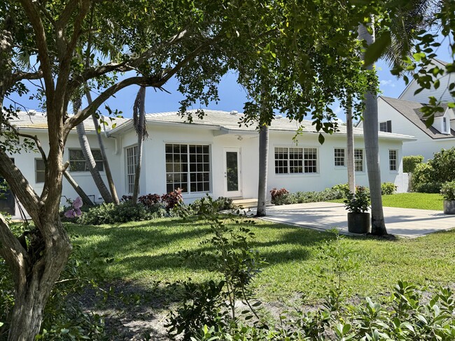 Building Photo - 206 Russlyn Dr
