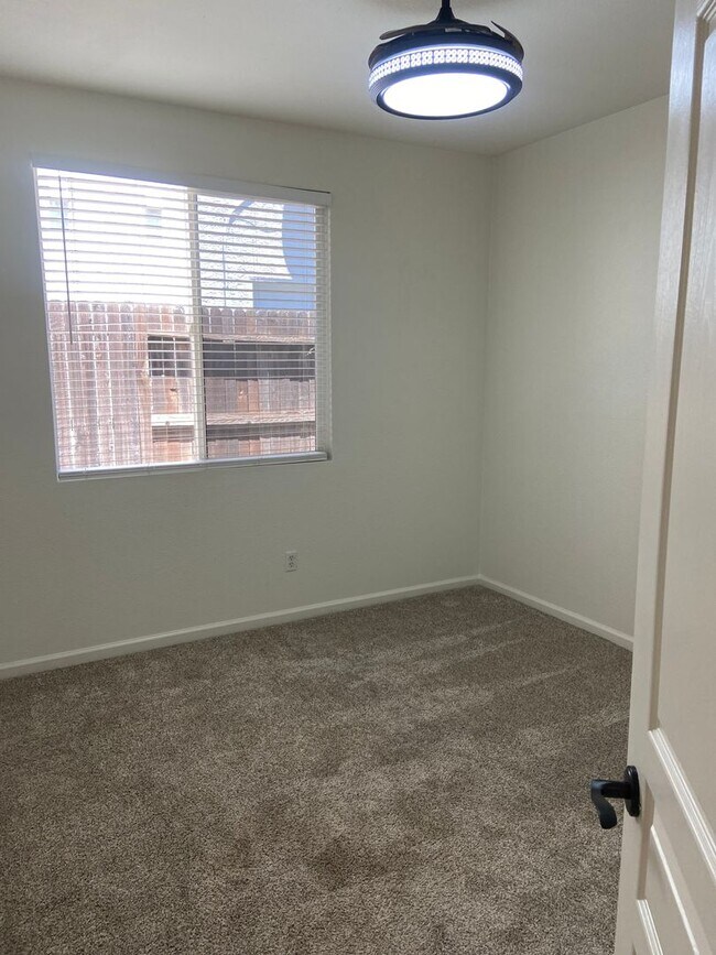 Building Photo - East Roseville - Near Olympus Point - 3 Bdrm, 2 Bath