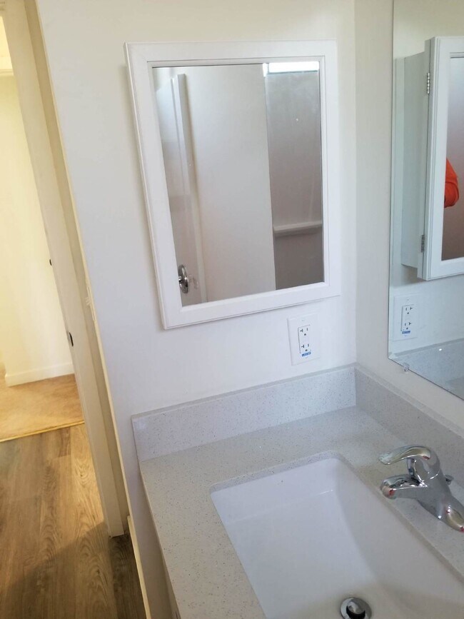 Building Photo - FANTASTIC FIRST FLOOR 2 BEDROOMS AND 1 BATHROOM PLUS PRIVATE BACKYARD