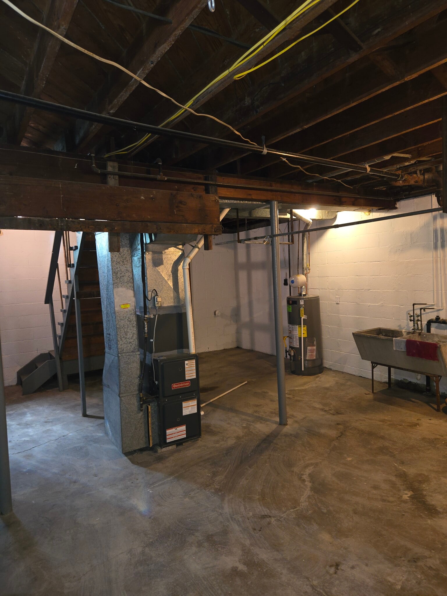 Building Photo - 2064 Dartmore St