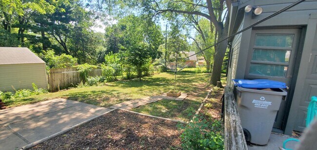 Building Photo - College View Cutie!