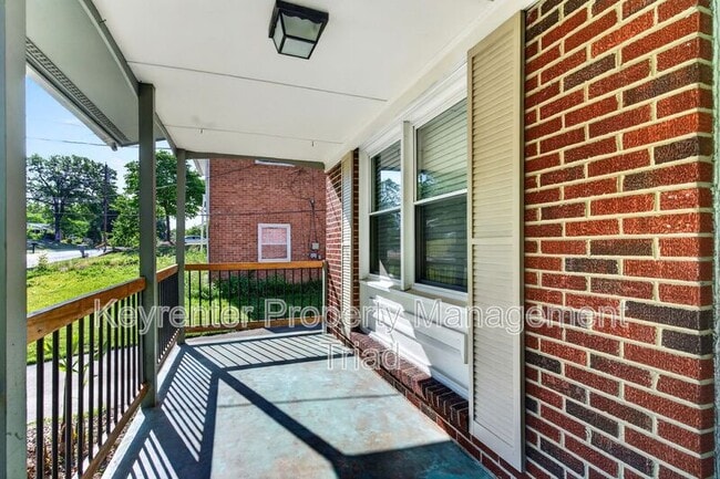 Building Photo - 1821 W Meadowview Rd