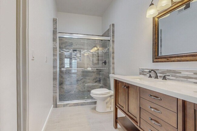 Building Photo - NW Home 3 Bedroom 2 Bath 2/CG 1266/SF