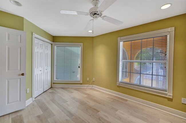 Building Photo - 10902 Tamoron Ln