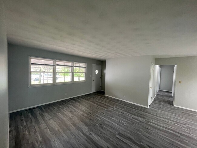 Building Photo - Beautiful 3 bedroom 1.5 bath waiting for you to call home .