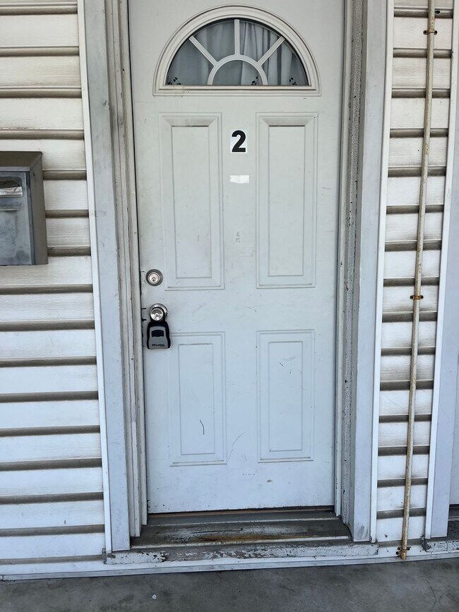 Building Photo - 2 Bedrooms, 1 Bath - 2nd Story - Available...