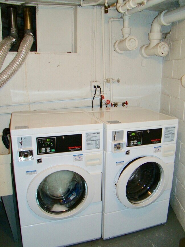 Building Photo - 526 W Roscoe St