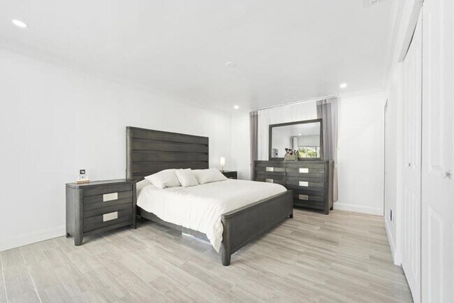 Building Photo - 245 Sandpiper Ave