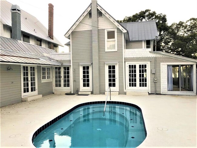 Building Photo - 835 Victoria Dr