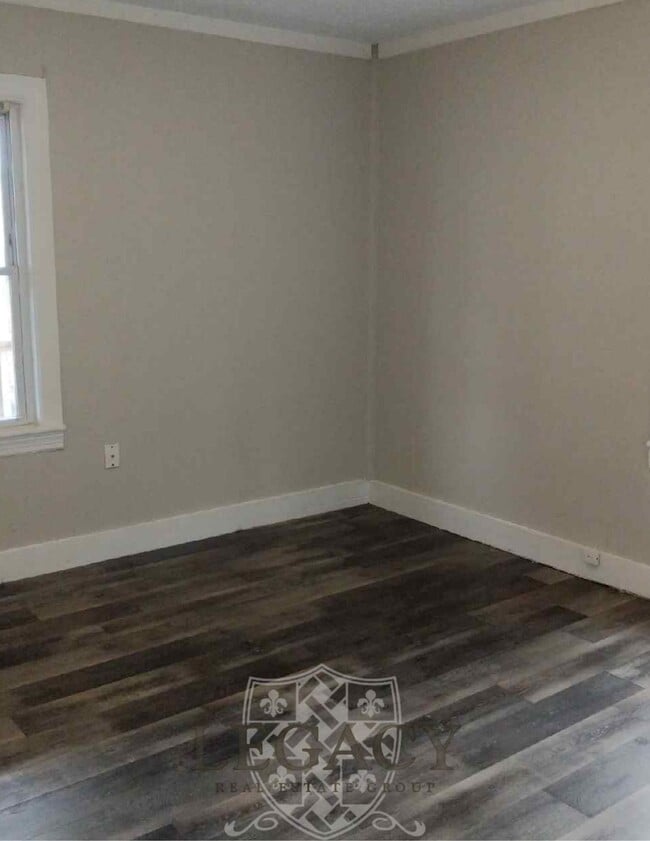 Building Photo - 1976 Loney Dr