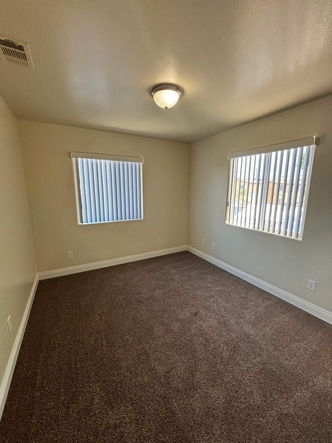 Building Photo - 204 W 78th St