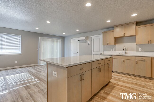 Building Photo - Newer Townhome in Minnehaha w/ 3 Bedroom 2.5 Bath!
