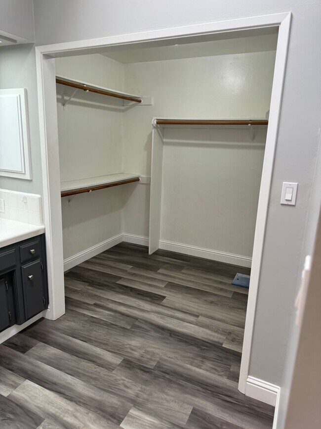 Building Photo - 3 bedroom 2 bath home in The Oaks