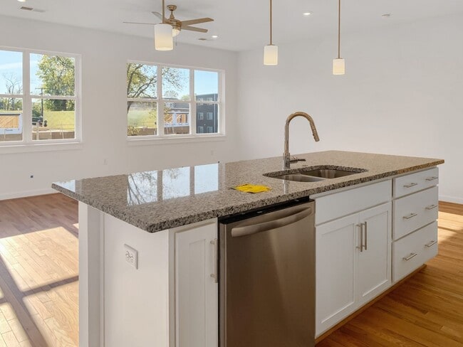 Building Photo - Gorgeous 3 Bed, 2 Bathroom in Manchester A...