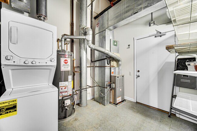 Building Photo - 312 N May St