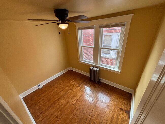 Middle bedroom - 5650 Woodcrest Ave