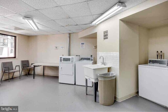 Building Photo - 900 N Stafford St