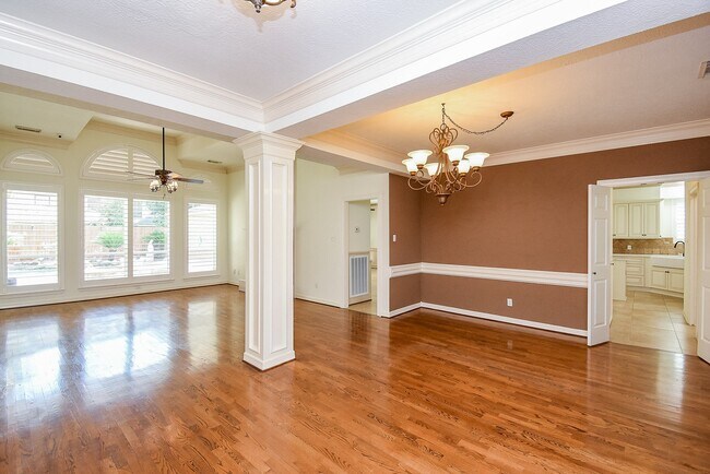 Building Photo - 8315 Mentmore Dr