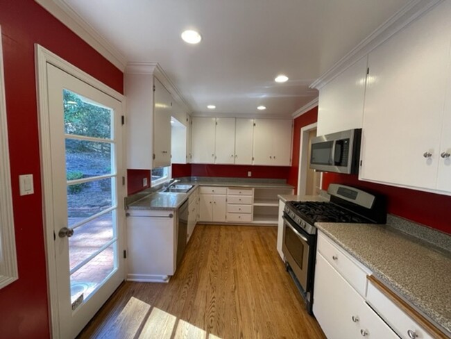 Building Photo - Charming single level home in Orinda-Avail...