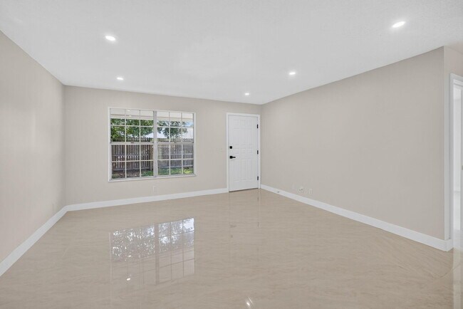 Building Photo - 3943 Roan Ct W