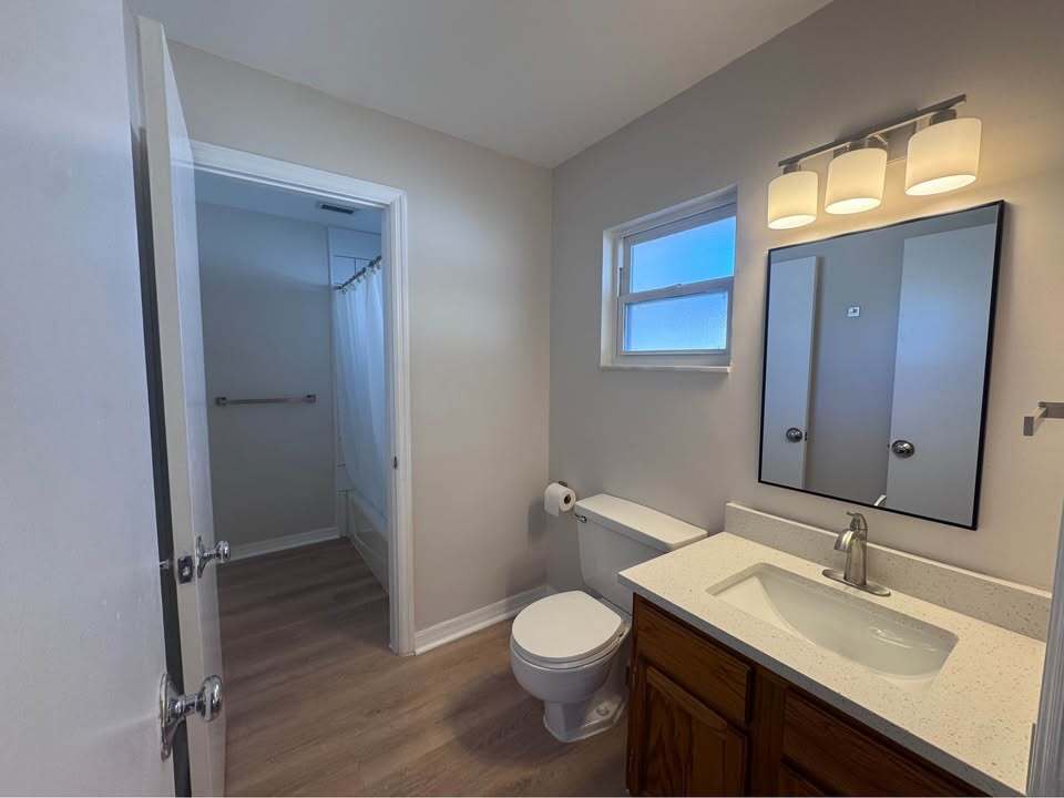 Building Photo - 5547 Kingswood Dr