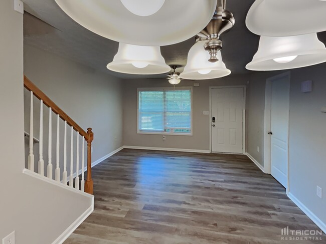 Building Photo - 1032 Wedgewood Ct NE