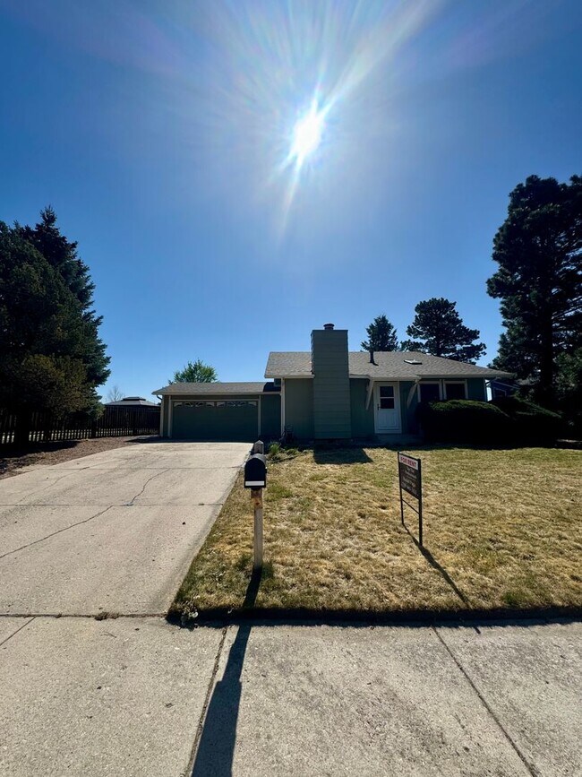 Building Photo - 4 Bedroom Home in Villa Loma-Available NOW