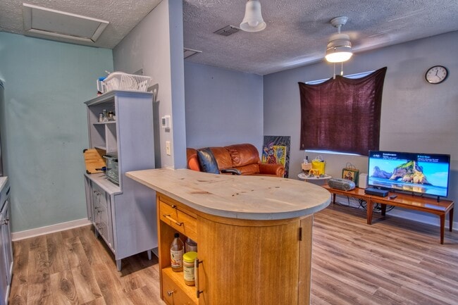 Building Photo - 408 S 11th St