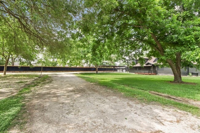 Building Photo - 222 Camp Lillie Rd