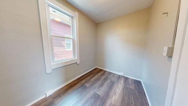 Building Photo - Clark/Fulton - 4 bed/1 bath - Single Family Home