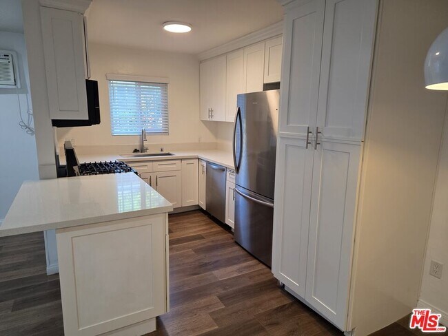 Building Photo - 1833 N Edgemont St