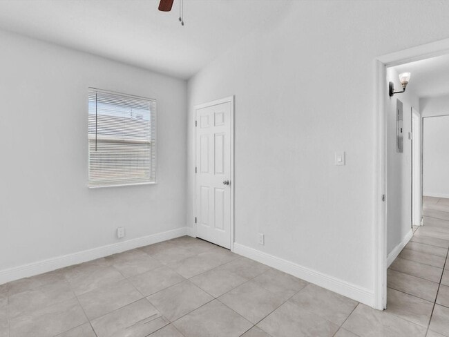 Building Photo - 525 NW 10th Ave