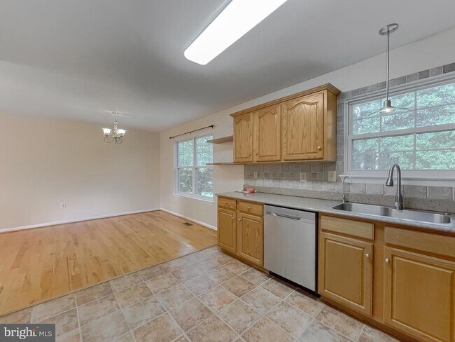 Building Photo - 21133 Woodmere Dr