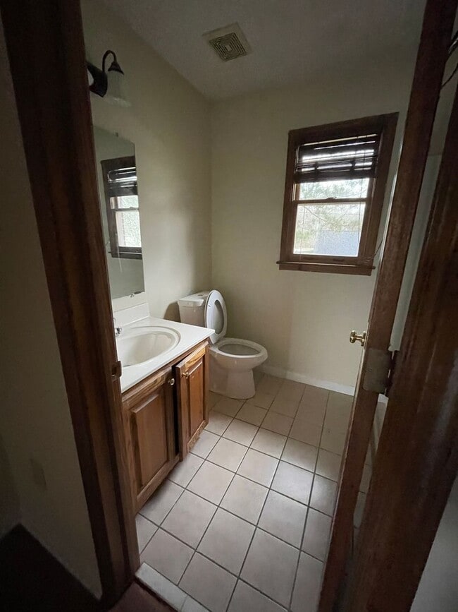 Building Photo - Lovely 2 bedroom 1.5 Bath  Townhome in Cit...