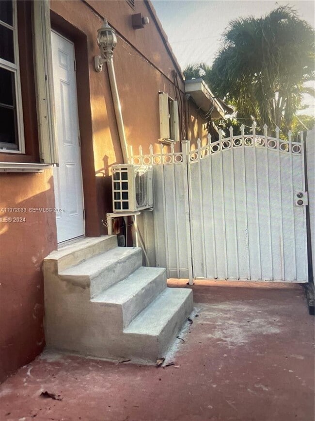 Building Photo - 5802 W 2nd Ct