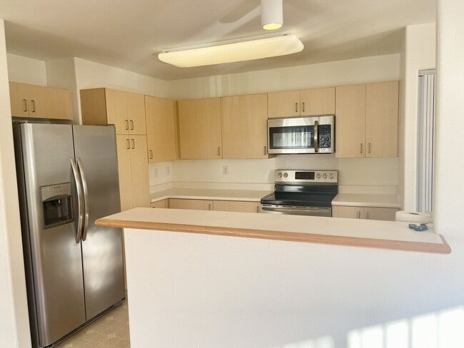 Building Photo - Highly Desirable 3 bedroom Town house in H...