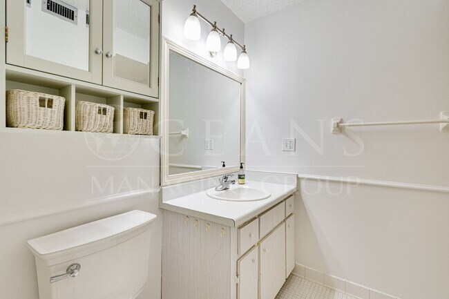 Building Photo - Centrally Located Beachside Condo in Ormond