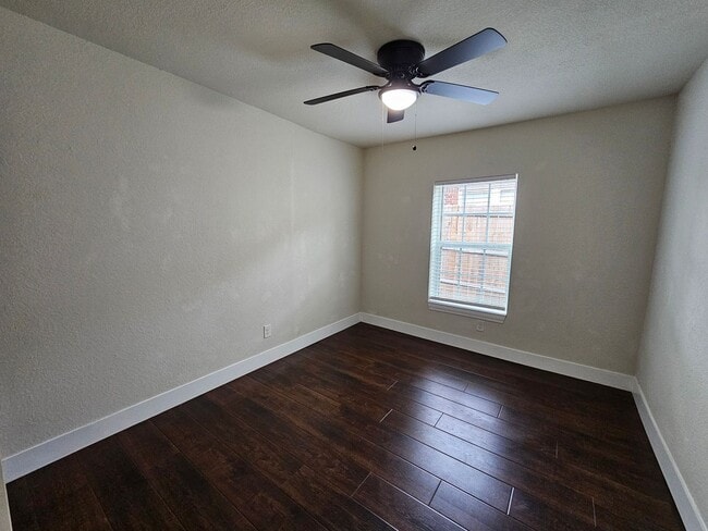 Building Photo - Near Bishop Arts District 2-bedroom, 1-bath duplex