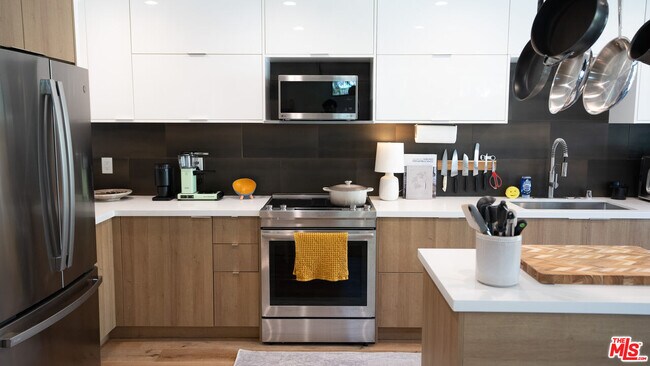 Building Photo - 2811 Waverly Dr