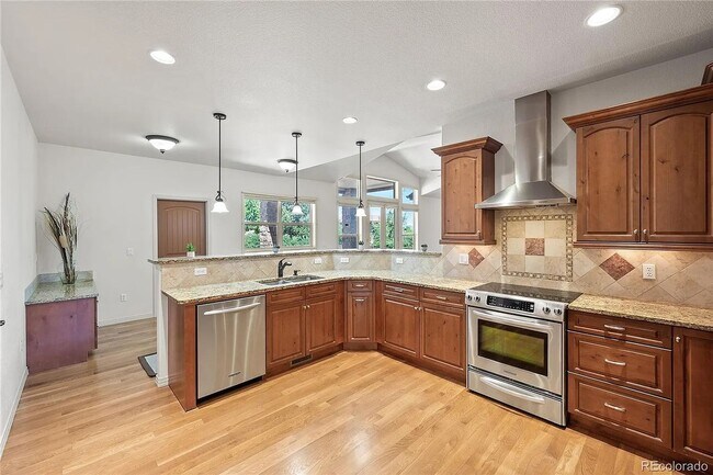 Building Photo - Amazing, Large & Beautiful Lakewood Home A...