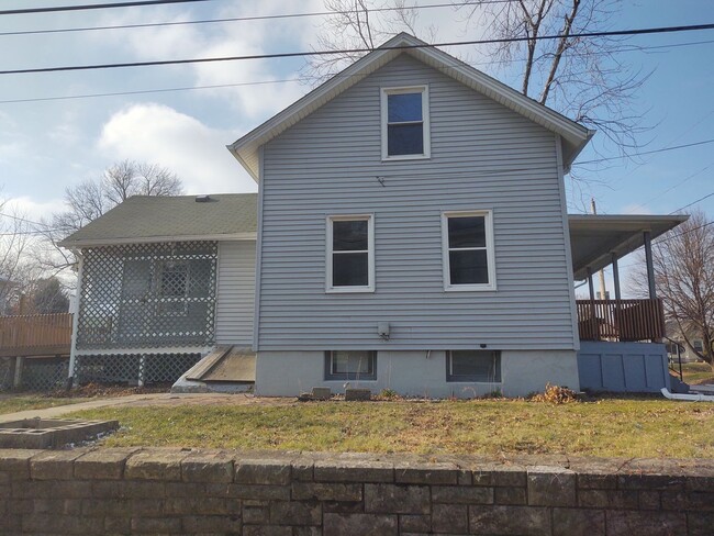 Building Photo - 3 Bedroom 1 Bathroom House in Davenport